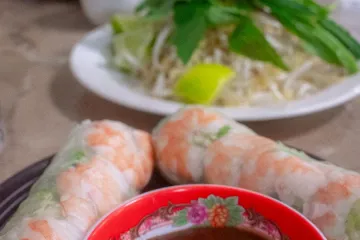 Gỏi cuốn chấm nước sốt