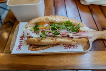 Bánh mì kẹp thịt rau