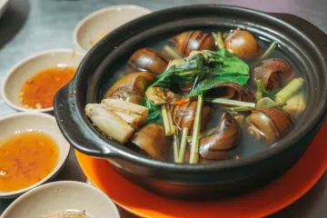 Lẩu ốc nồi đất rau thơm