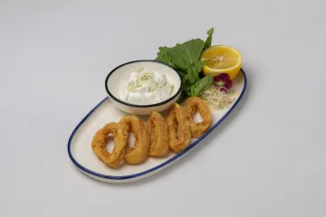 Mực chiên với sốt tzatziki