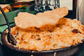 Cơm biryani và bánh papad
