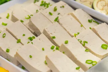 Đậu phụ thái lát rắc hành