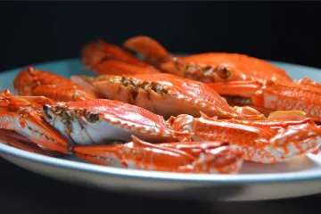Cua luộc đỏ au bày đĩa