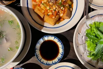 Mâm cơm đậu phụ và rau