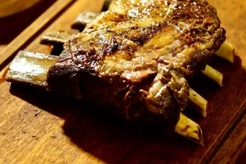 Sườn bò nướng trên thớt gỗ