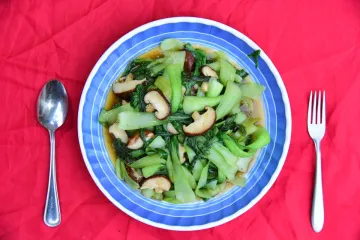 Cải thìa xào nấm hương