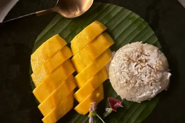 Xôi xoài trên lá chuối