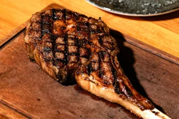 Tomahawk nướng trên thớt gỗ