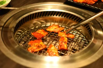 Thịt nướng xèo xèo trên vỉ
