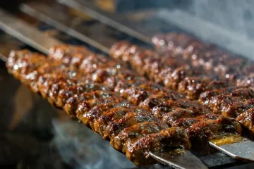 Thịt xiên nướng trên lửa