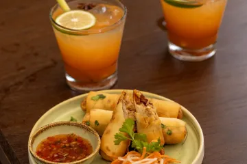 Chả giò sốt chấm và cocktail