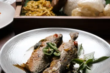 Cá chiên với cơm và gia vị