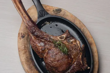 Tomahawk hương thảo trên chảo gang