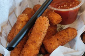Phô mai que chiên sốt marinara