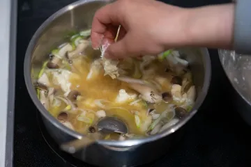 Nồi canh nấm rau củ