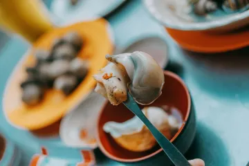 Ốc luộc trong bát