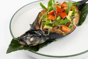 Cá thu nướng nguyên con