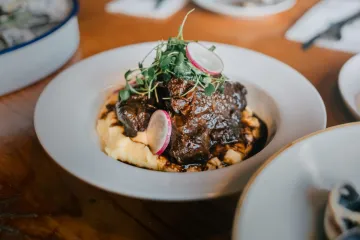 Bò om khoai tây nghiền