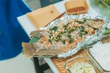 Chả cá rau thơm, lạc và bún