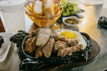Bò nướng bánh mì xà lách
