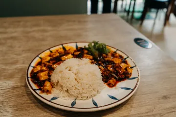 Đậu phụ nóng với cơm và rau