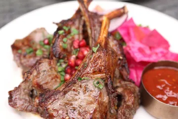 Sườn cừu nướng rắc hạt lựu