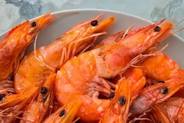 Tôm luộc bày đĩa