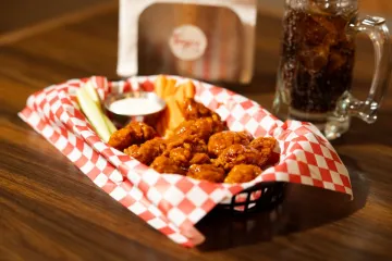 Cánh gà buffalo kèm cần tây, cà rốt