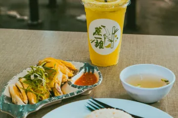 Cơm gà kèm canh và đồ uống