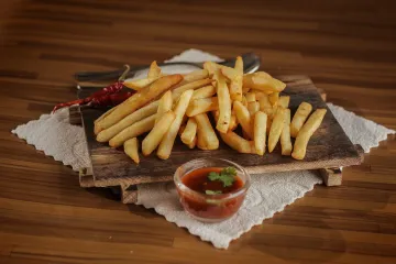 Khoai tây chiên với tương ớt