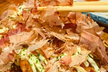 Takoyaki rắc cá bào