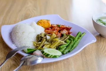 Cơm thịt nướng rau củ