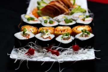 Khay sushi cuộn nhiều loại