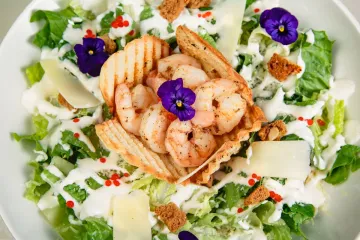 Salad Caesar tôm hoa ăn được