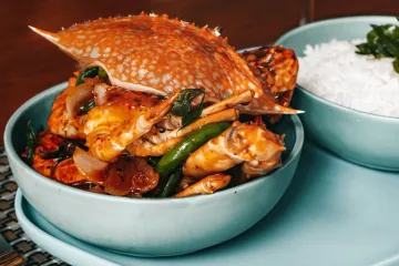 Cua sốt cay ăn kèm cơm