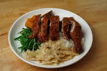 Cơm gà chiên giòn và rau