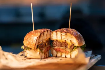 Burger cắt đôi