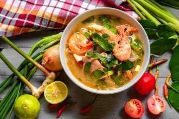 Tom yum tôm rau thơm