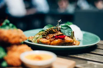 Cà ri Thái húng quế và cơm