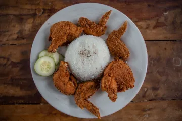 Cánh gà chiên với cơm