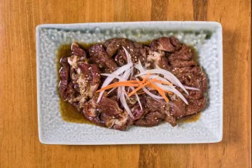 Bò ướp nướng cà rốt hành