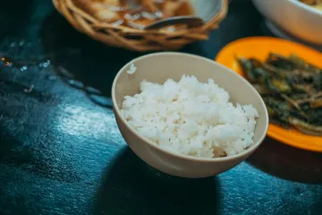 Cơm trắng và rau xào