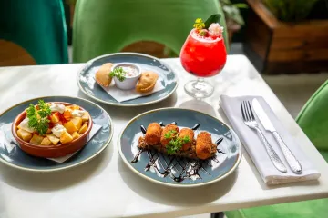 Tapas Tây Ban Nha và cocktail