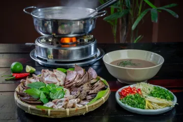 Nồi lẩu và nguyên liệu tươi