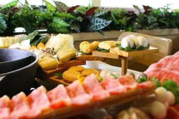 Bàn lẩu với nguyên liệu nhúng
