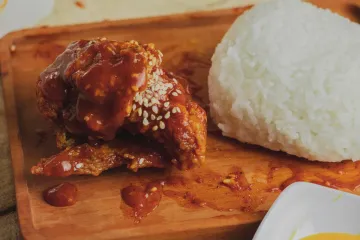 Gà rán cay cơm trắng
