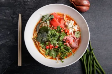 Mì nước bò rau thơm