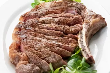 Ribeye tái vừa trên lá xà lách