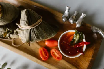Cơm gói lá ăn kèm tương ớt