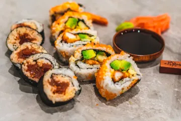 Sushi cuộn và nước tương